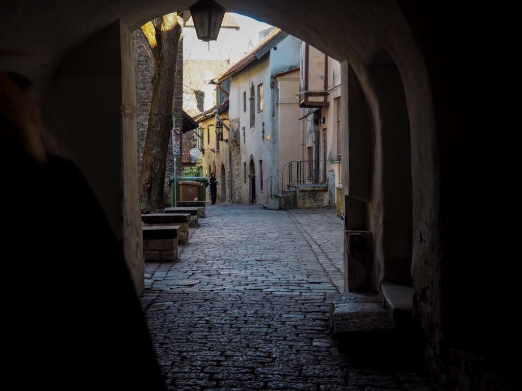 Vicoli ombrosi lastricati nel borgo umbro, vista dall'arco