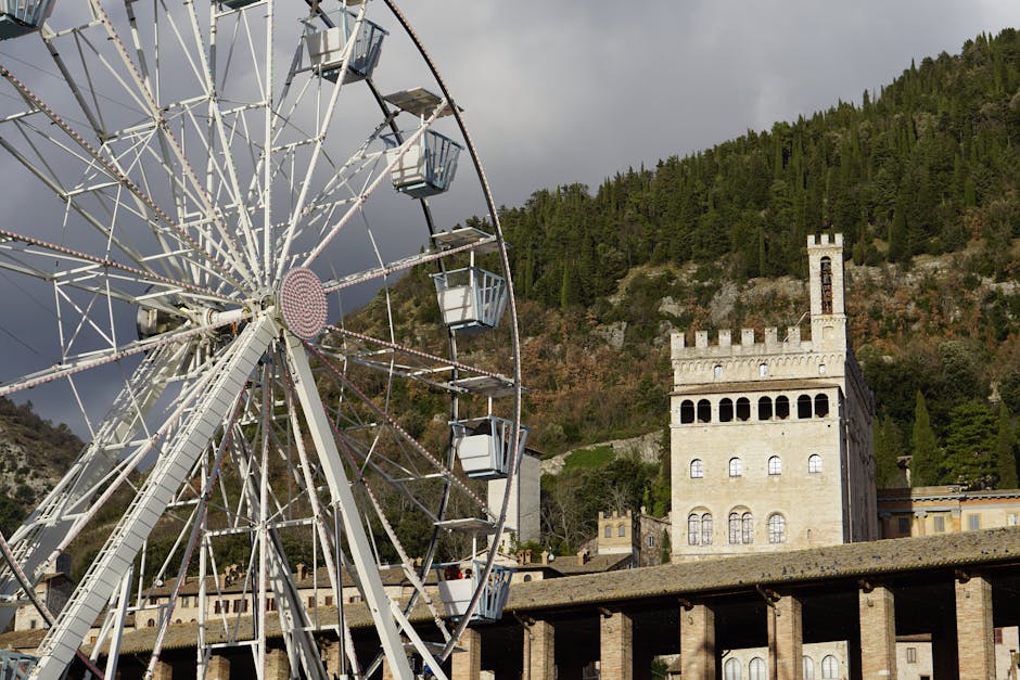Grande roue blanche devant un palais médiéval sur une colline ombrienne