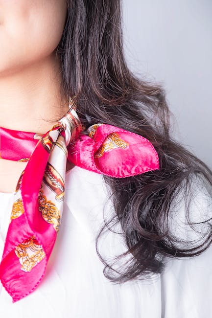 Roze zijden sjaal knoop bij de hals van bezoeker in Ombrie
