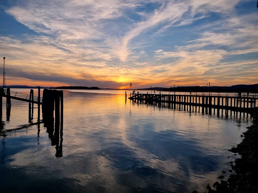 Tramonto sul Lago Trasimeno con moli e riflessi sull'acqua