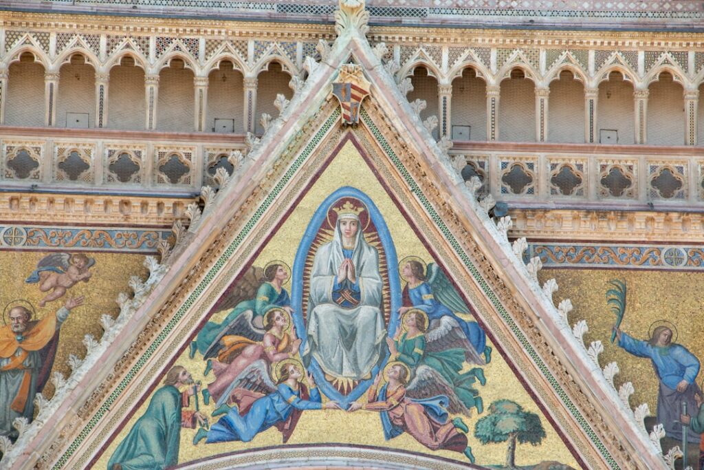Mosaico dorato della Madonna sulla facciata del Duomo di Orvieto