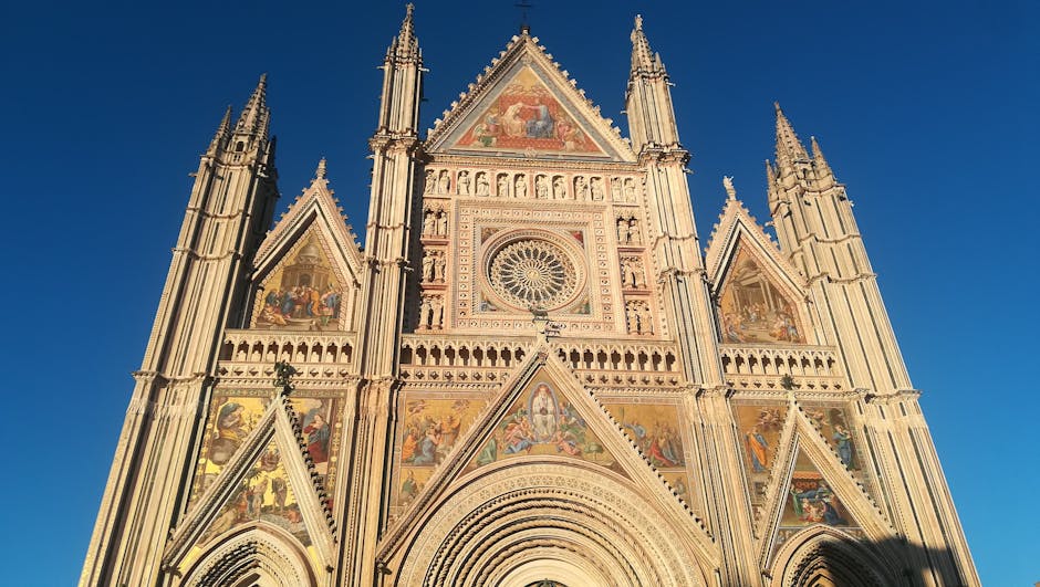 Facciata gotica del Duomo di Orvieto illuminata dal sole
