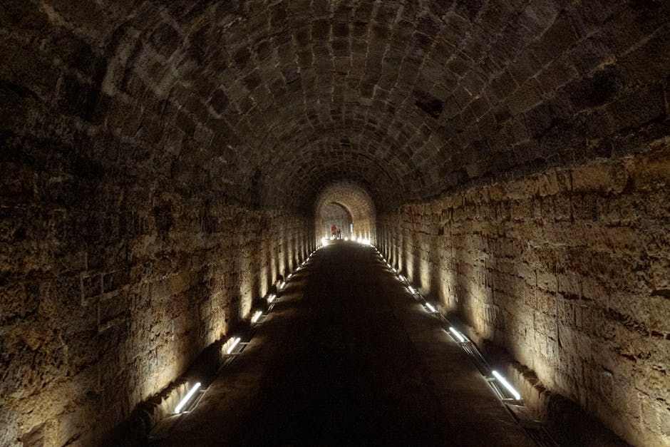 Verlichte gewelfde tunnel met grondspots in historisch Umbrië