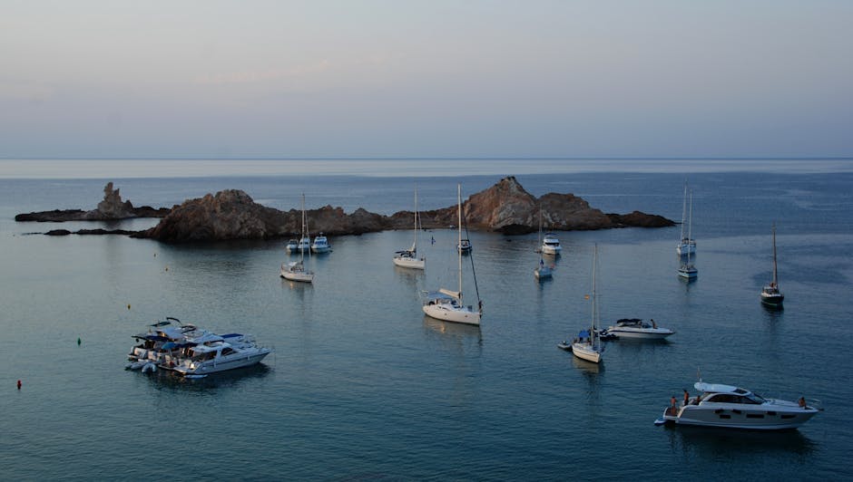 Ancora al tramonto vicino a un isolotto roccioso