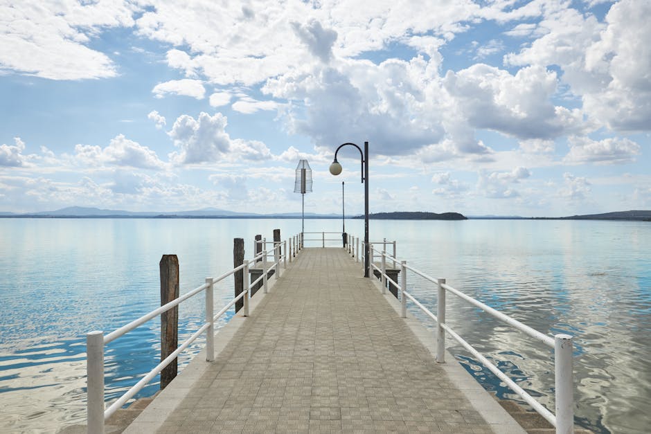 Pontile che si protende sul Lago Trasimeno in Umbria, cielo nuvoloso