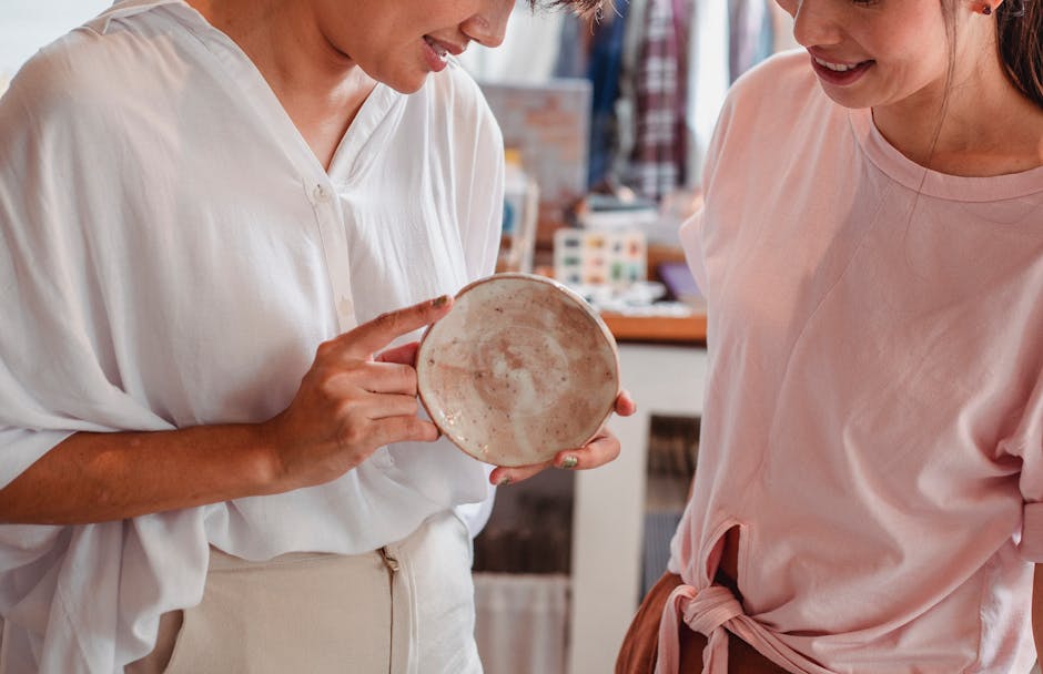 Deux personnes admirant une petite assiette en céramique artisanale ombrienne