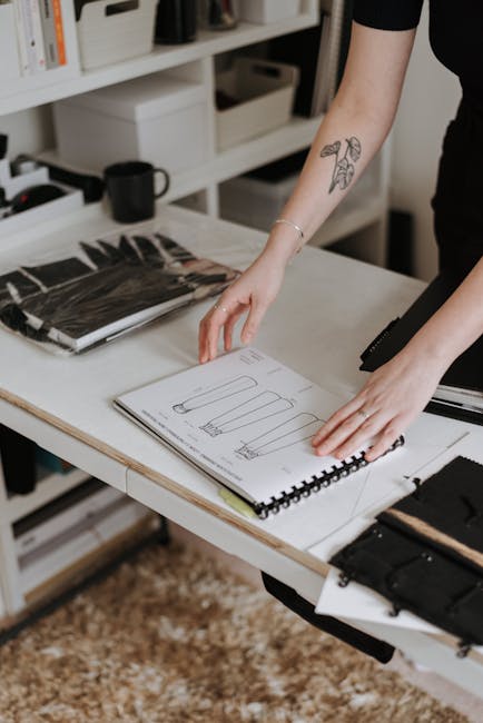 Handen die een workshop boeken