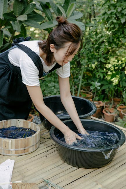 Deelnemers aan een verfworkshop, bezig met natuurlijke kleurbaden