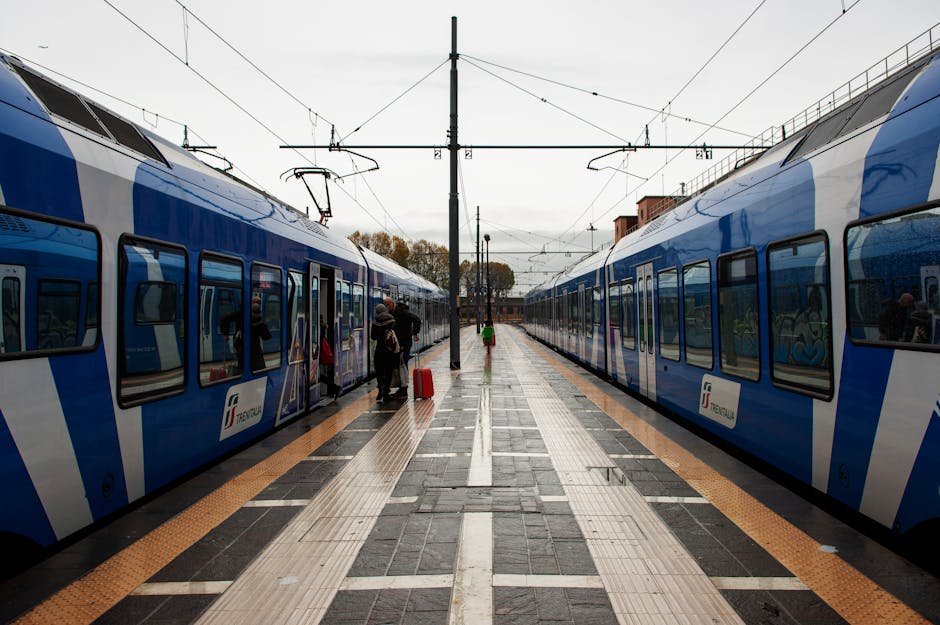 Quais mouillés entre deux trains bleus, voyage vers l'Ombrie