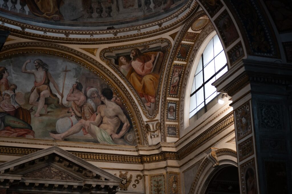 Affreschi e finestra ad arco nell'abside di chiesa umbra
