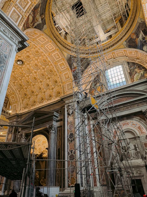 Equipe di restauro al lavoro su un affresco con impalcature nella basilica