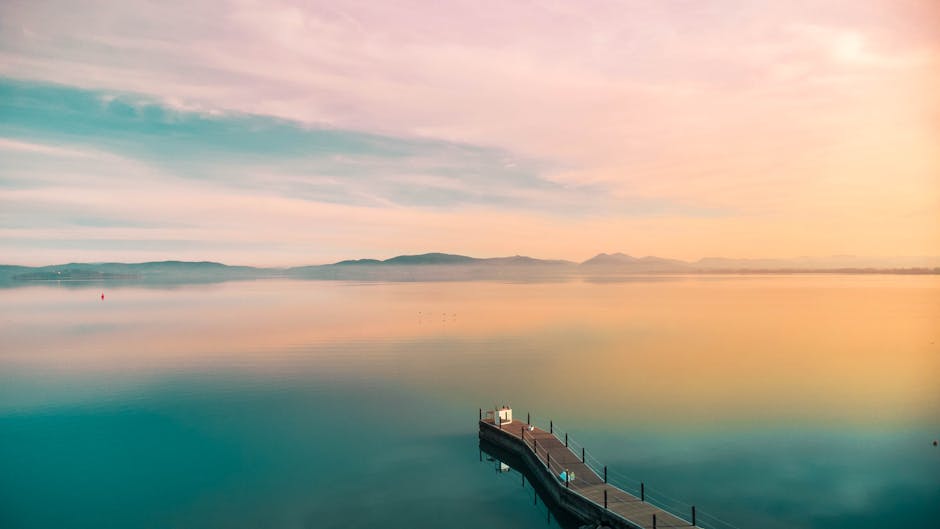 Zwevende pier op het rustige Trasimeense Meer bij kleurrijke zonsopgang