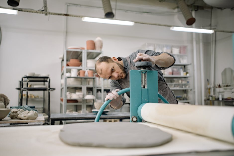 Artysta ceramiczny formuje naczynie