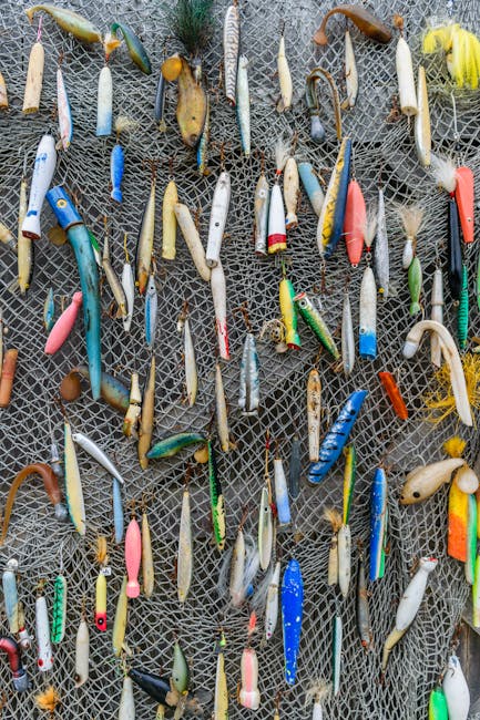 Diverse kleurrijke kunstaas en dobbers aan een net, gebruikt op Trasimeense Meer