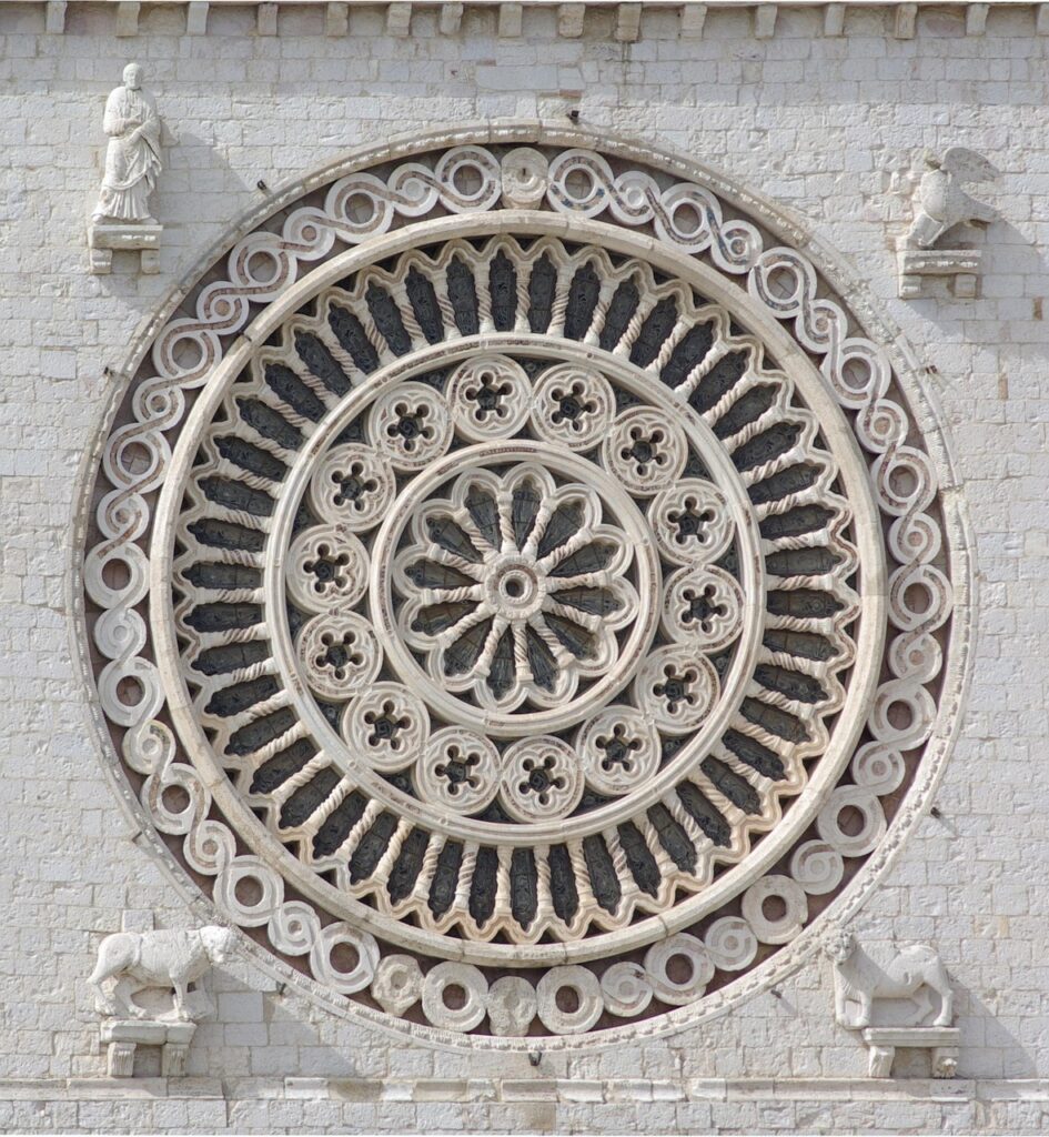 Rosone circolare scolpito della Basilica di Assisi con dettagli decorativi