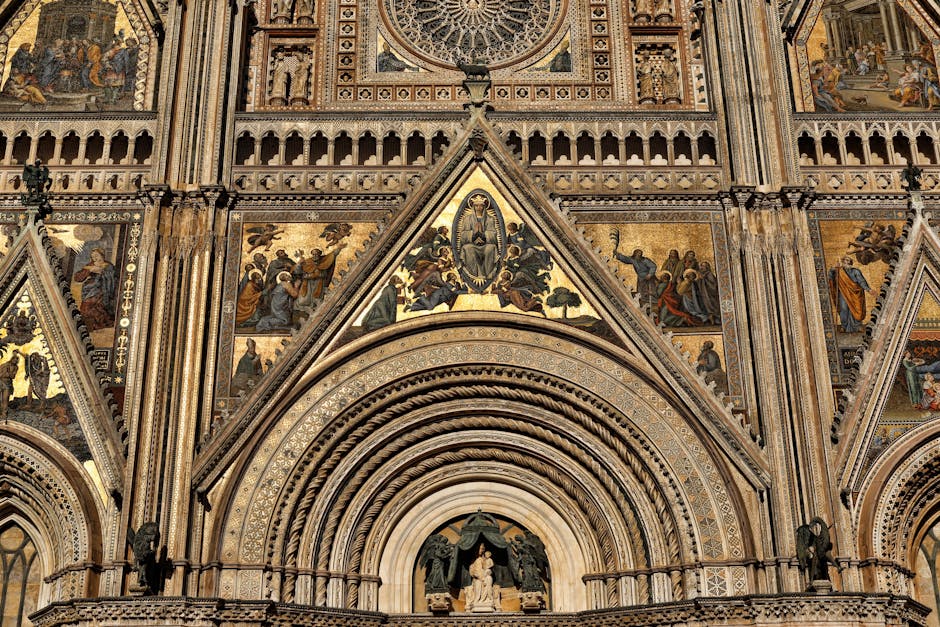 Façade ornée de mosaïques dorées et sculptures, cathédrale ombrienne