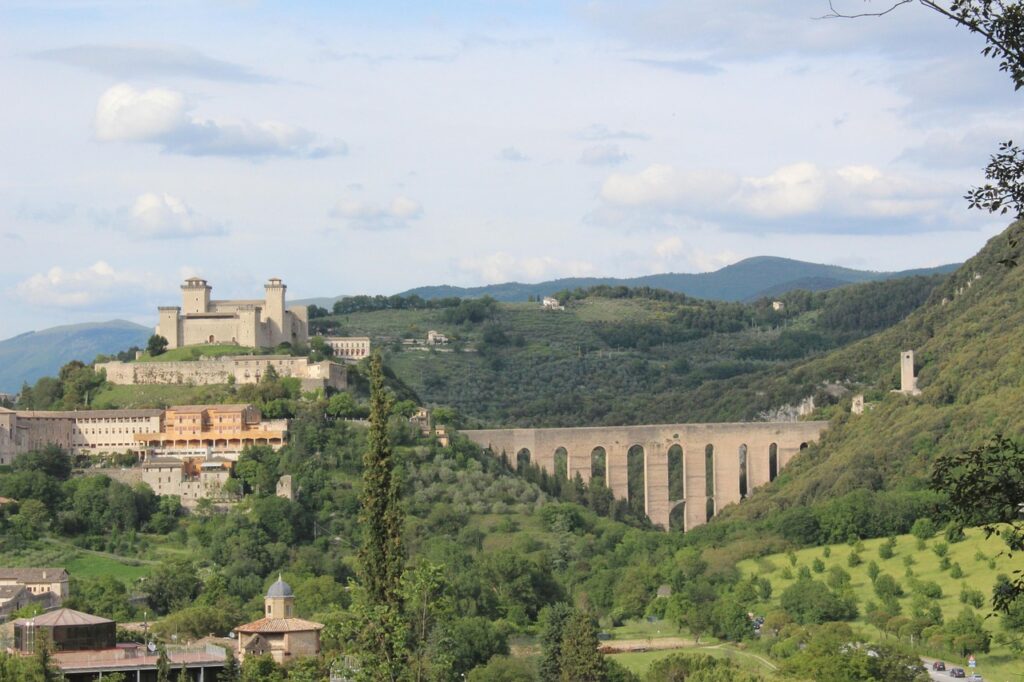 Rocca e Ponte delle Torri che dominano la valle a Spoleto, Umbria