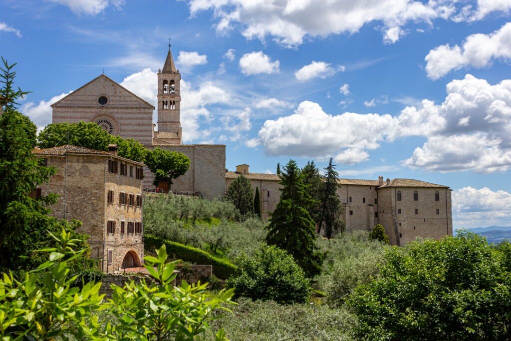 Veduta della Basilica di San Francesco tra uliveti e colline umbre ad Assisi