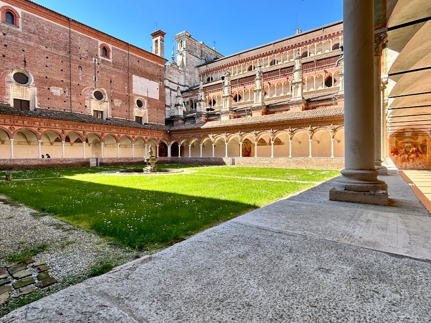 Chiostro con prato e archi in un convento dell'Umbria