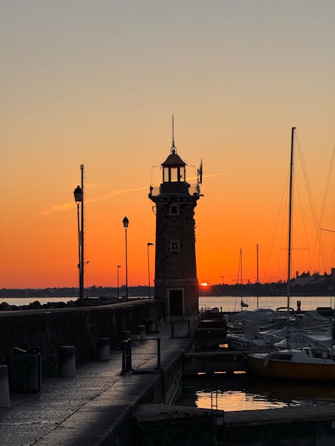 Zonsondergang boven de haven van Castiglione del Lago in gouden licht