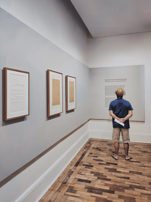 Visitatore che legge la didascalia di un affresco in museo