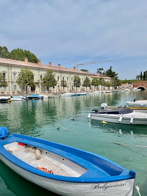 Bateaux amarrés le long d'une rive urbaine, façades et arbres en Ombrie