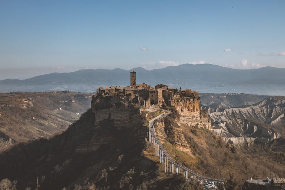 Civita di Bagnoregio vista sulla scogliera al tramonto