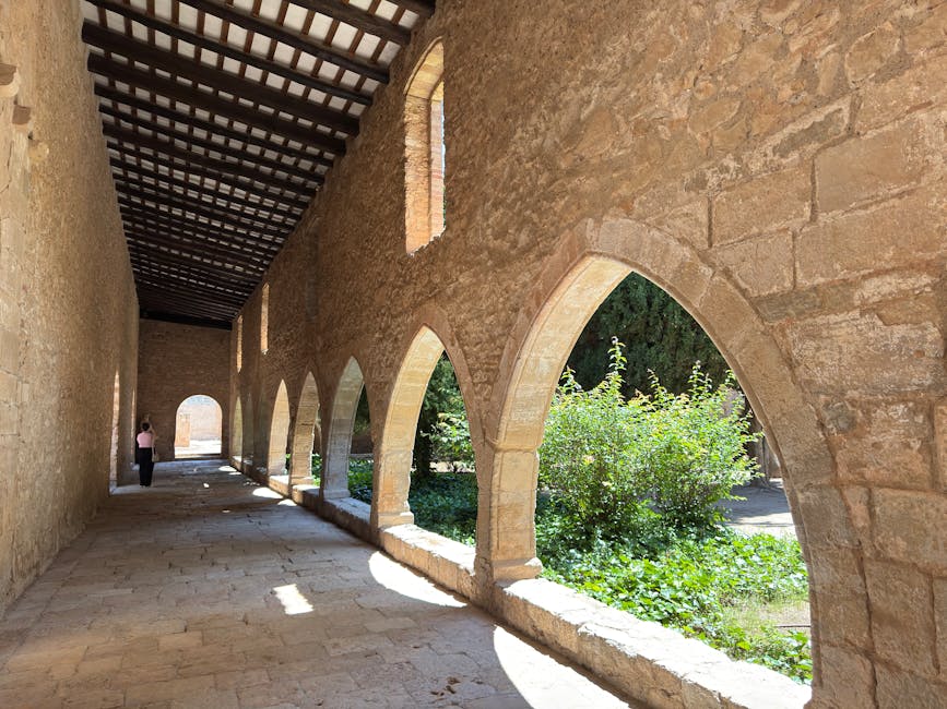 Chiostro ad archi con giardino interno in Umbria, persona solitaria