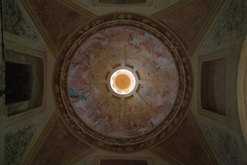 Affresco in una cappella nascosta a Spoleto, luce soffusa