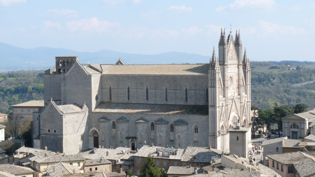 Il Duomo di Orvieto in Umbria con i tetti del borgo sottostante