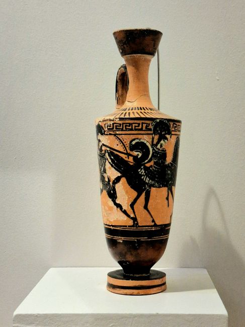 Vase grec à figures noires exposé dans un musée de l'Ombrie