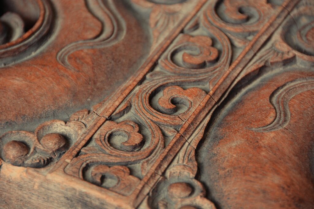 Détail de sculpture sur bois médiévale provenant d'Ombrie