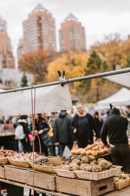 Marché en plein air à Pérouse avec étal de truffes et légumes