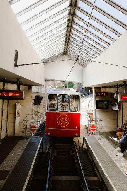 Funiculaire rouge d'Orvieto arrivant à la station sous verrière