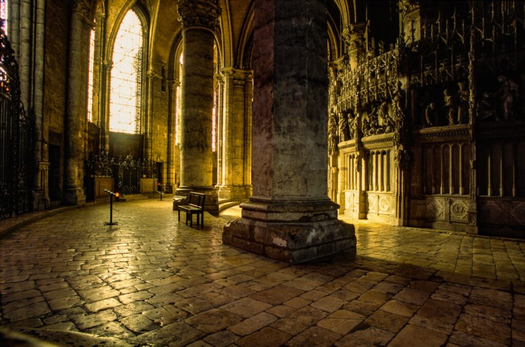 Nef latérale du Duomo d'Orvieto baignée de lumière dorée