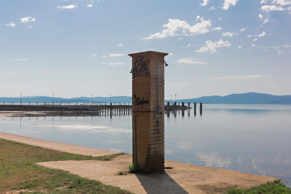 Ceglany słup z graffiti na brzegu Jeziora Trasimeno w Umbrii.