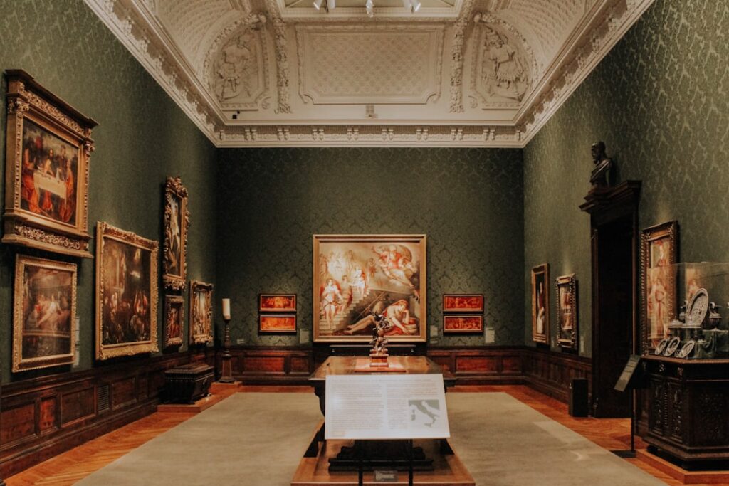 Salle de musée à Pérouse, tableaux encadrés et plafond sculpté