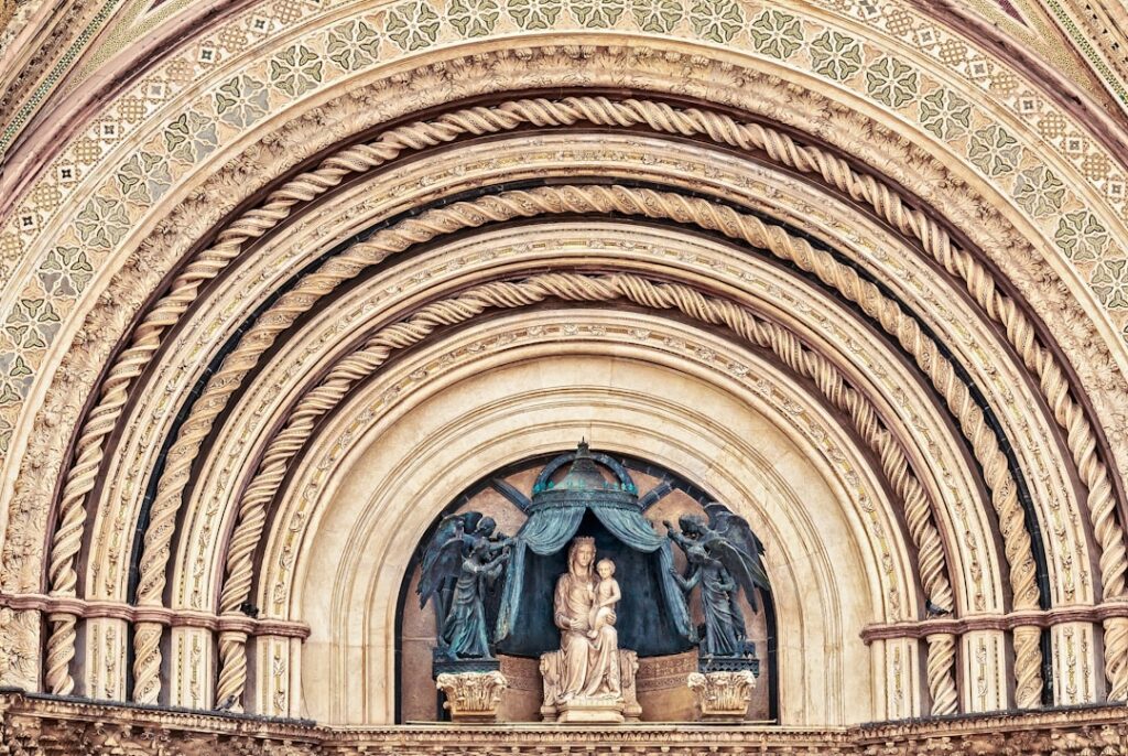 Portail sculpté du Duomo d'Orvieto avec Vierge et enfant