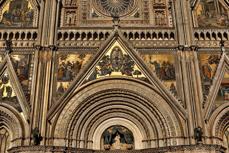 Façade ornée du Duomo d'Orvieto avec mosaïques dorées et rosace