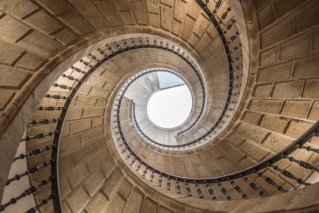 Escalier en colimaçon dans un palais historique d'Orvieto