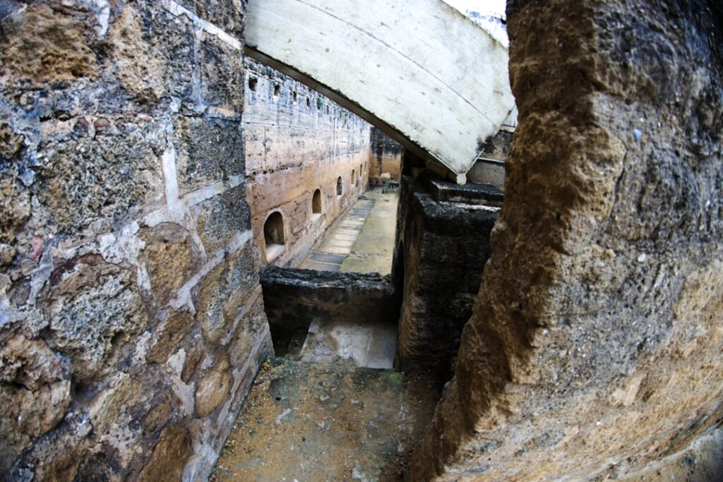 Vestiges médiévaux en pierre à Pérouse, passage étroit et arc
