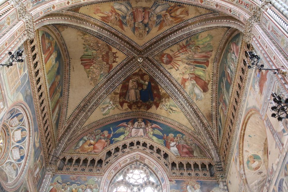 Plafond peint richement orné de fresques dans le Duomo d'Orvieto