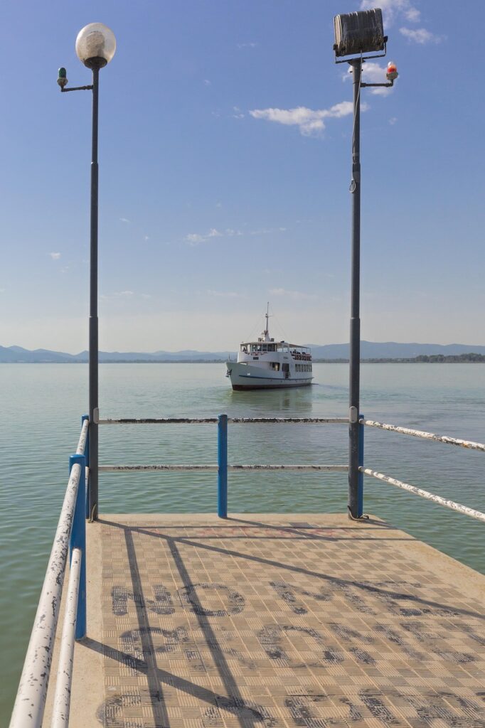 zachód słońca nad jeziorem Trasimeno, wynajem łodzi w Castiglione del Lago