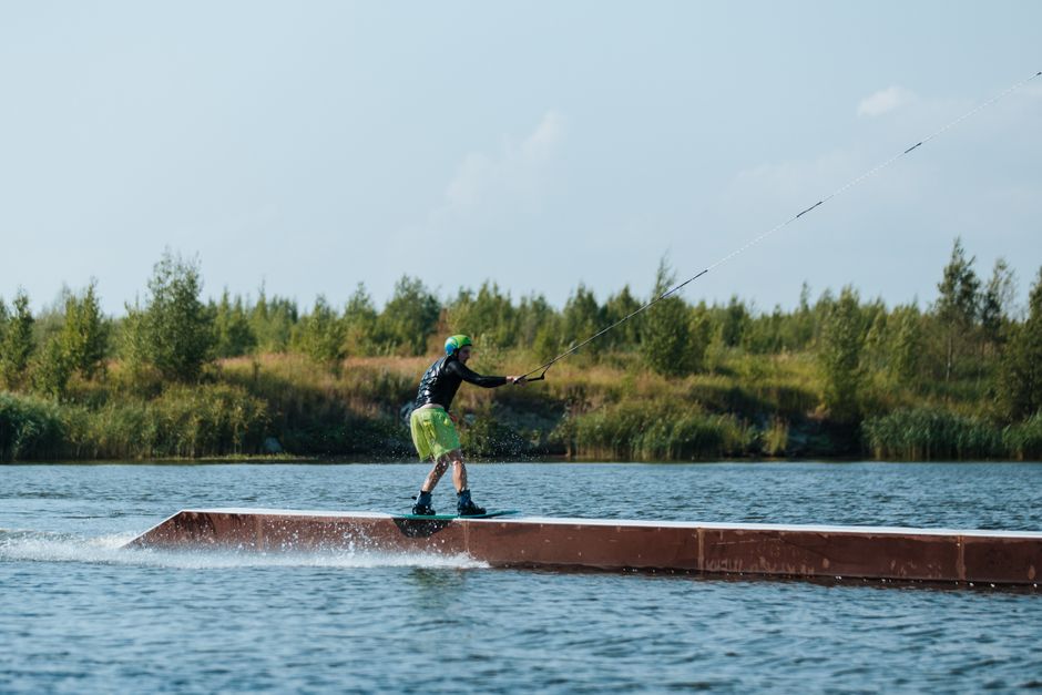 Wakeboardzista na przeszkodzie w parku wodnym nad Jeziorem Trasimeno w Umbrii.