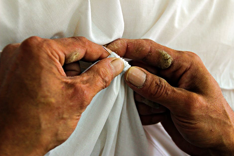Mani rugose cucono delicato tessuto a mano, artigiano calabrese