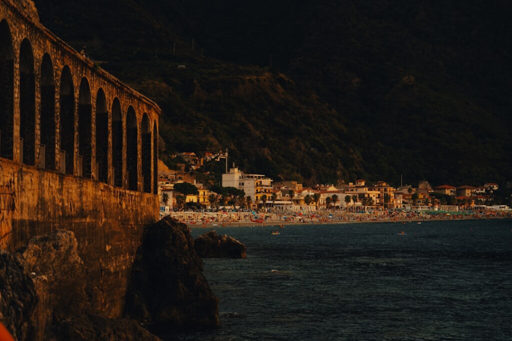 Viaduc en pierre surplombant la côte et la plage de Calabre