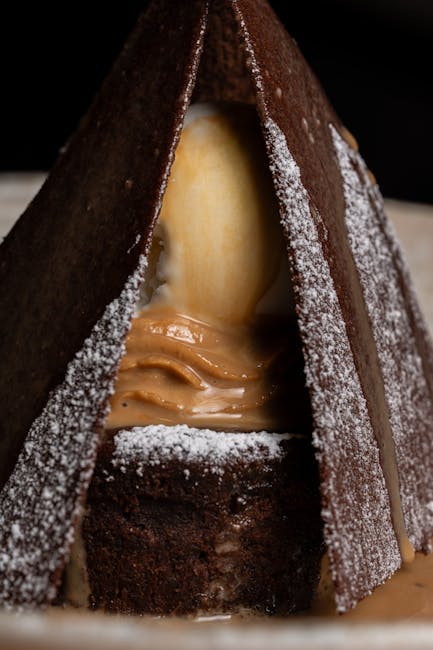 Chocoladedessert met driehoekige koek, romige vulling en poedersuiker