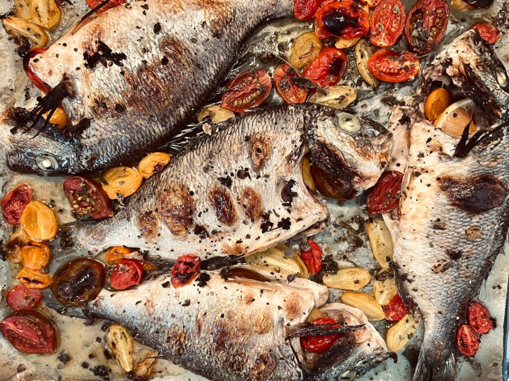 Gegrilde lokale vis geserveerd bij de kust