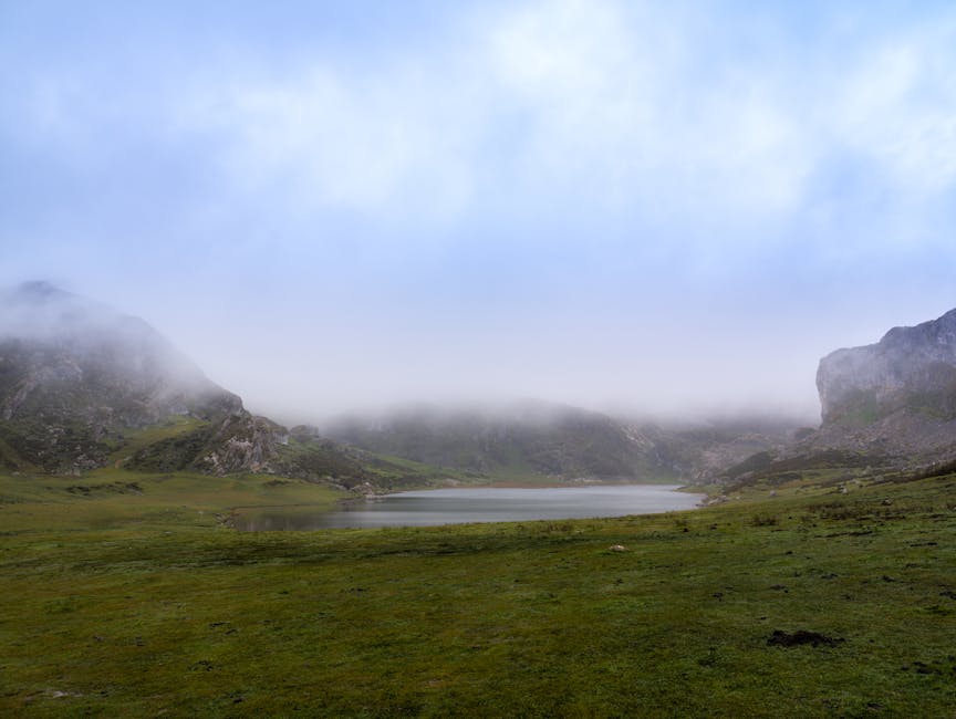 Stil bergmeertje in de Sila, omringd door groene weiden en mist