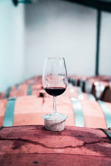 Wijnglas met rode wijn op vat in Calabriëse kelder